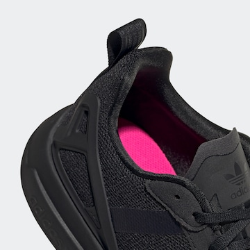 Sneaker bassa 'ZX 2K Flux' di ADIDAS ORIGINALS in nero