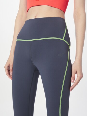 Skinny Pantaloni sportivi di 4F in grigio