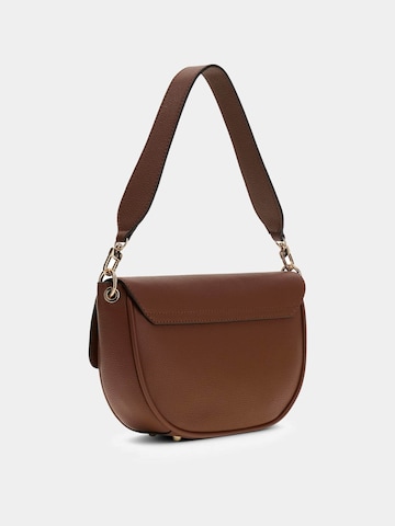 GUESS Schultertasche 'Camelia' in Braun