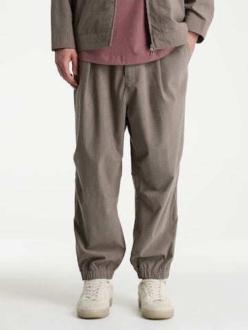 CHASIN' Loosefit Bandplooibroek 'Nyro Sync' in Bruin: voorkant