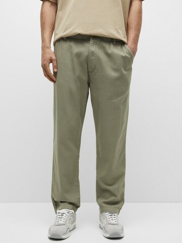 Pull&Bear Regular Chino Pants in Green: front