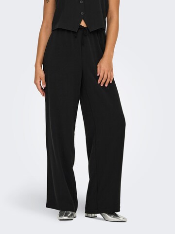 ONLY Wide leg Byxa 'ONLTHANA' i svart: framsida
