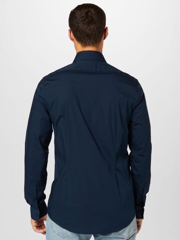 Calvin Klein جينز ضيق الخصر والسيقان قميص لأوساط العمل بلون أزرق