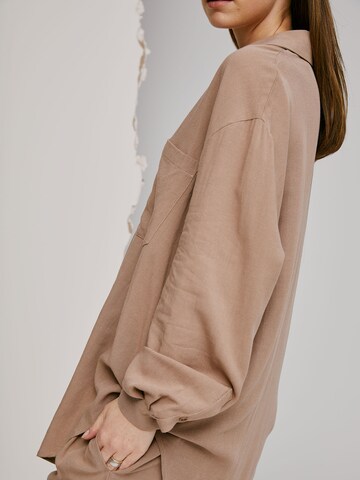 A LOT LESS - Blusa 'Thea' en marrón