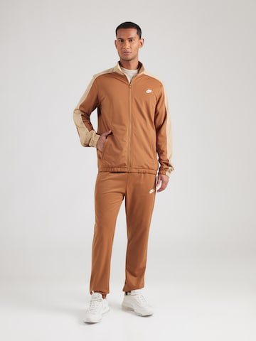 Nike Sportswear Regular Joggingpak 'CLUB' in Bruin: voorkant