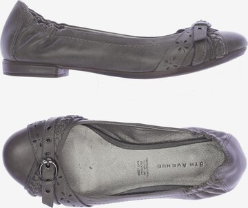 5TH AVENUE Flats & Loafers in 37 in Grey: front