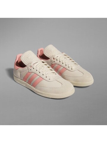 ADIDAS - Calzado deportivo en beige
