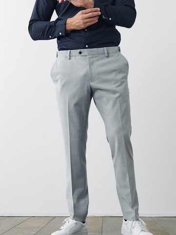 Slimfit Pantaloni con piega frontale 'Motion Flex' di Next in grigio: frontale
