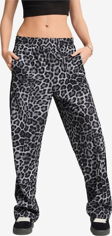 regular Pantaloni sportivi 'Puma T7 Leo Luxe Aop Straight Pants' di PUMA in grigio: frontale