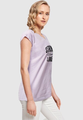 Merchcode Shirt 'WD - Strong Like A Woman' in Lila