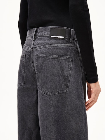 ARMEDANGELS Loosefit Jeans 'AALTHEA' in Zwart