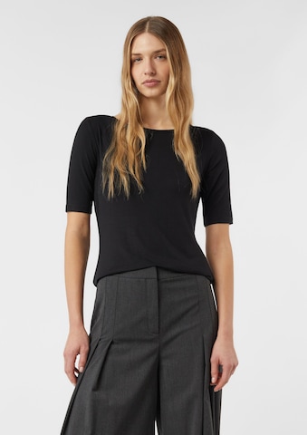 Tricou de la COMMA pe negru: față