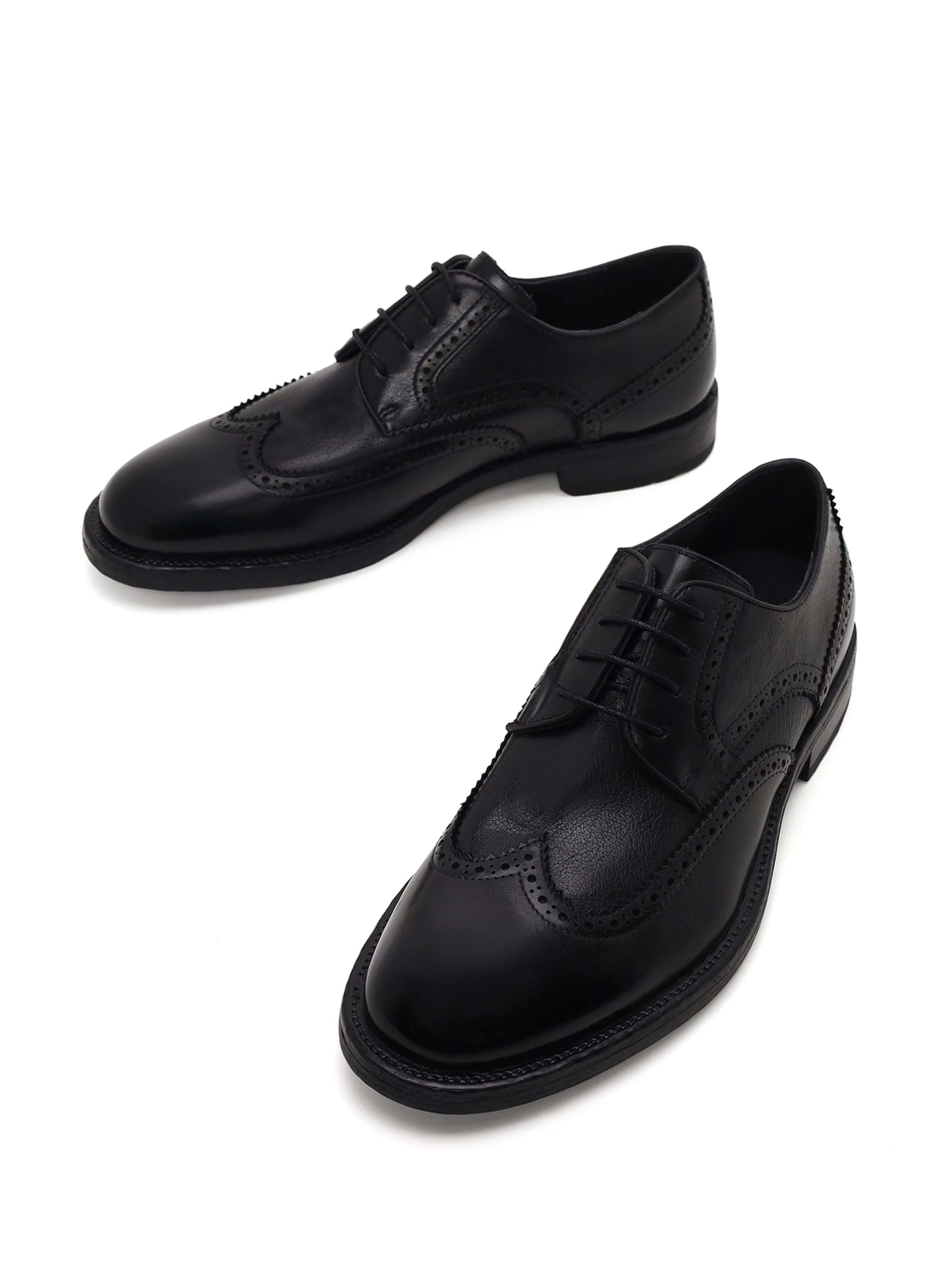 Scarpa stringata di Derimod in nero