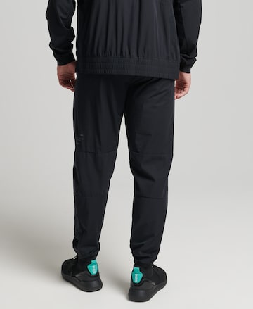 Superdry Tapered Sporthose in Schwarz