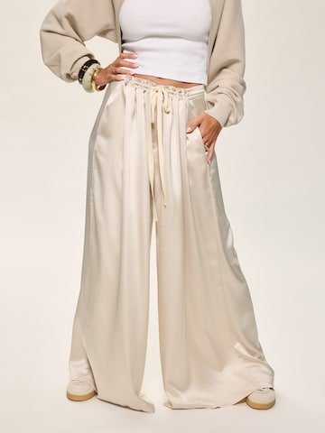 Kamila Šikl Lużny krój Spodnie w kolorze biały: przód