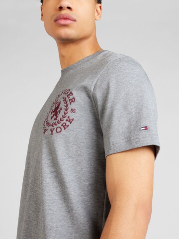TOMMY HILFIGER T-Shirt 'ICON CREST' in Grau