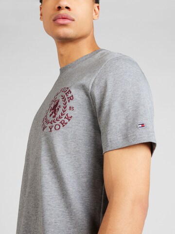 T-Shirt 'ICON CREST' TOMMY HILFIGER en gris