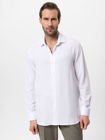 Coupe regular Chemise Antioch en blanc : devant
