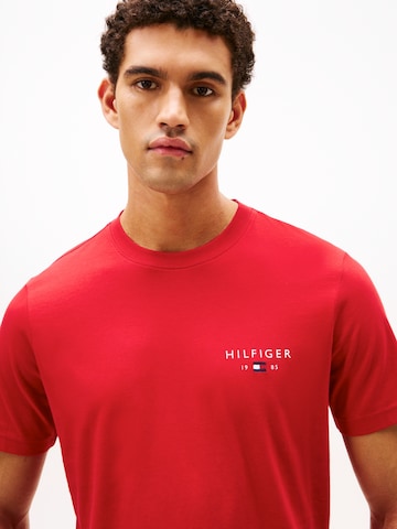 Maglietta 'BRAND LOVE' di TOMMY HILFIGER in rosso