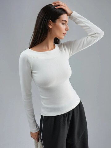 Busem Shirt in White: front
