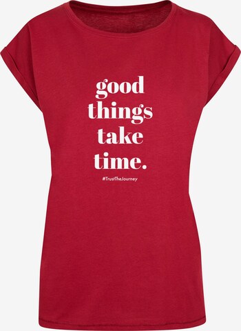 Merchcode Shirt 'Good Things Take Time' in Rood: voorkant