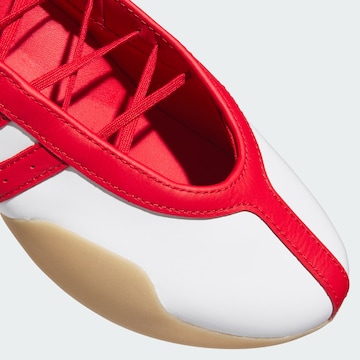 Ballerina con cinturino 'Taekwondo Mei' di ADIDAS ORIGINALS in bianco