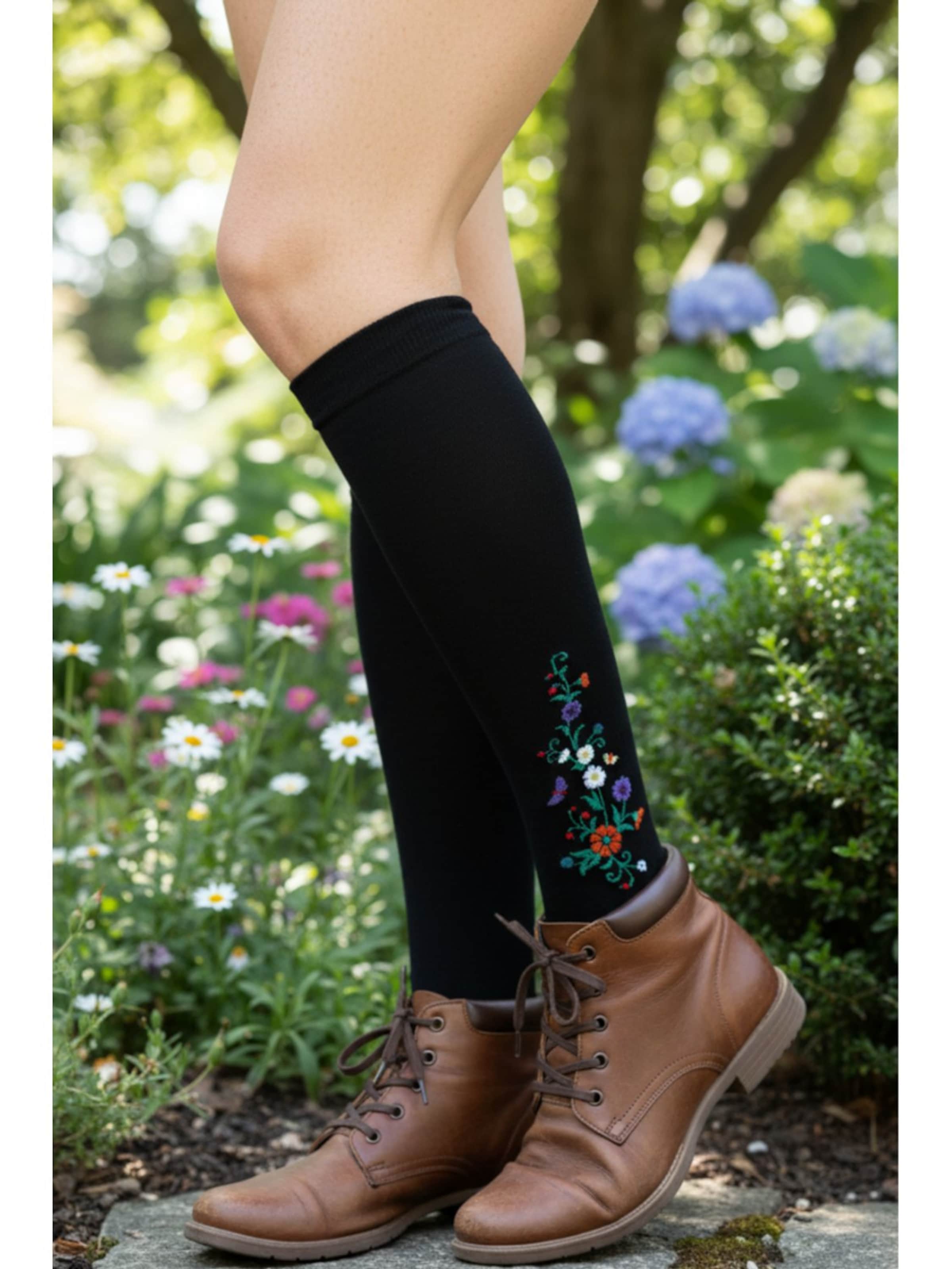 Sokisahtel Socken 'MIRJAM knee-highs with a national pattern'‌‌‌‌‌ in Schwarz: Vorderseite