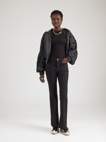 WRANGLER Расклешенный Джинсы в Черный