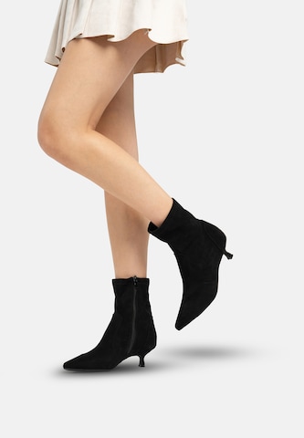 Salinyang Booties in Black