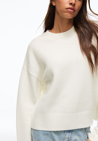 Bershka Pullover in Beige