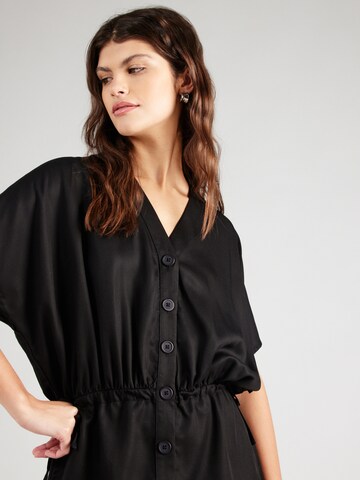 MAKIA - Vestidos camiseiros 'Ley' em preto