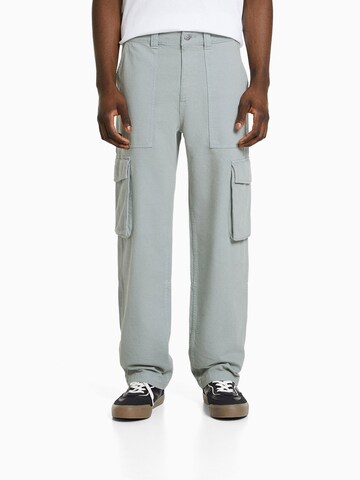 Bershka Regular Cargo trousers in Grey: front