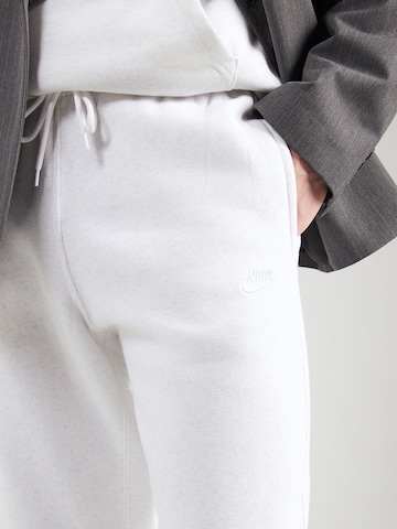 Effilé Pantalon 'CLUB' Nike Sportswear en beige