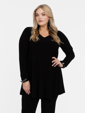 Yoek Tunic in Black: front