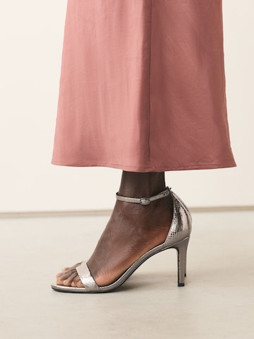 Sandale cu baretă de la Next pe argintiu