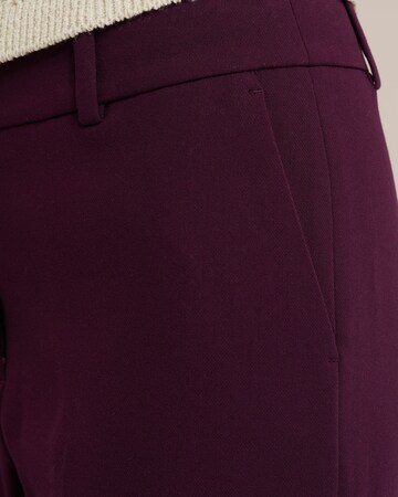 Slimfit Pantaloni con piega frontale di WE Fashion in rosso