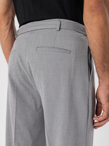 Antioch - regular Pantalón de pinzas en gris