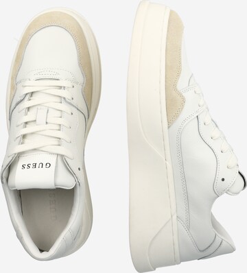 Sneaker low 'Ciano' de la GUESS pe alb