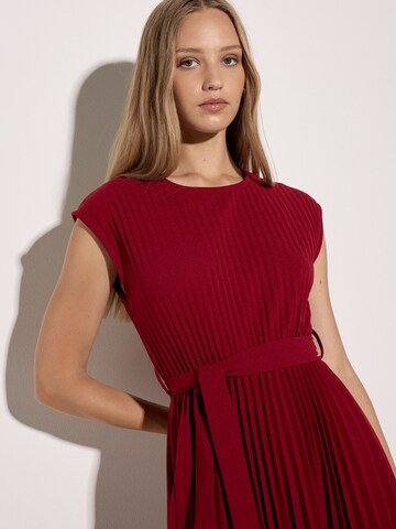 Apricot Plisse Belted Crepe Midi Dress ' Wadenlanges Plisseekleid ' in Rot