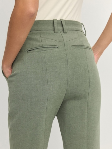 Coupe slim Pantalon à plis Next en vert