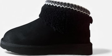 Begoria Boots in Black: front