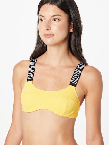 Sutien costum de baie de la Calvin Klein Swimwear pe galben: față
