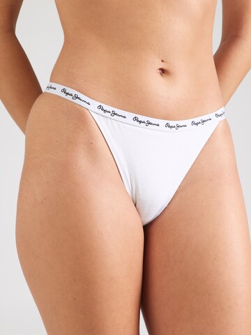Slip de la Pepe Jeans pe alb: față