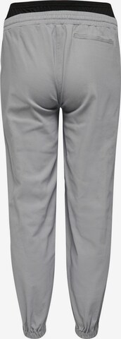 Effilé Pantalon Only Maternity en gris