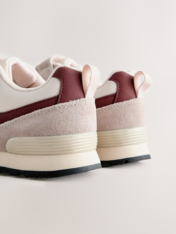 Next Сникърси в бяло