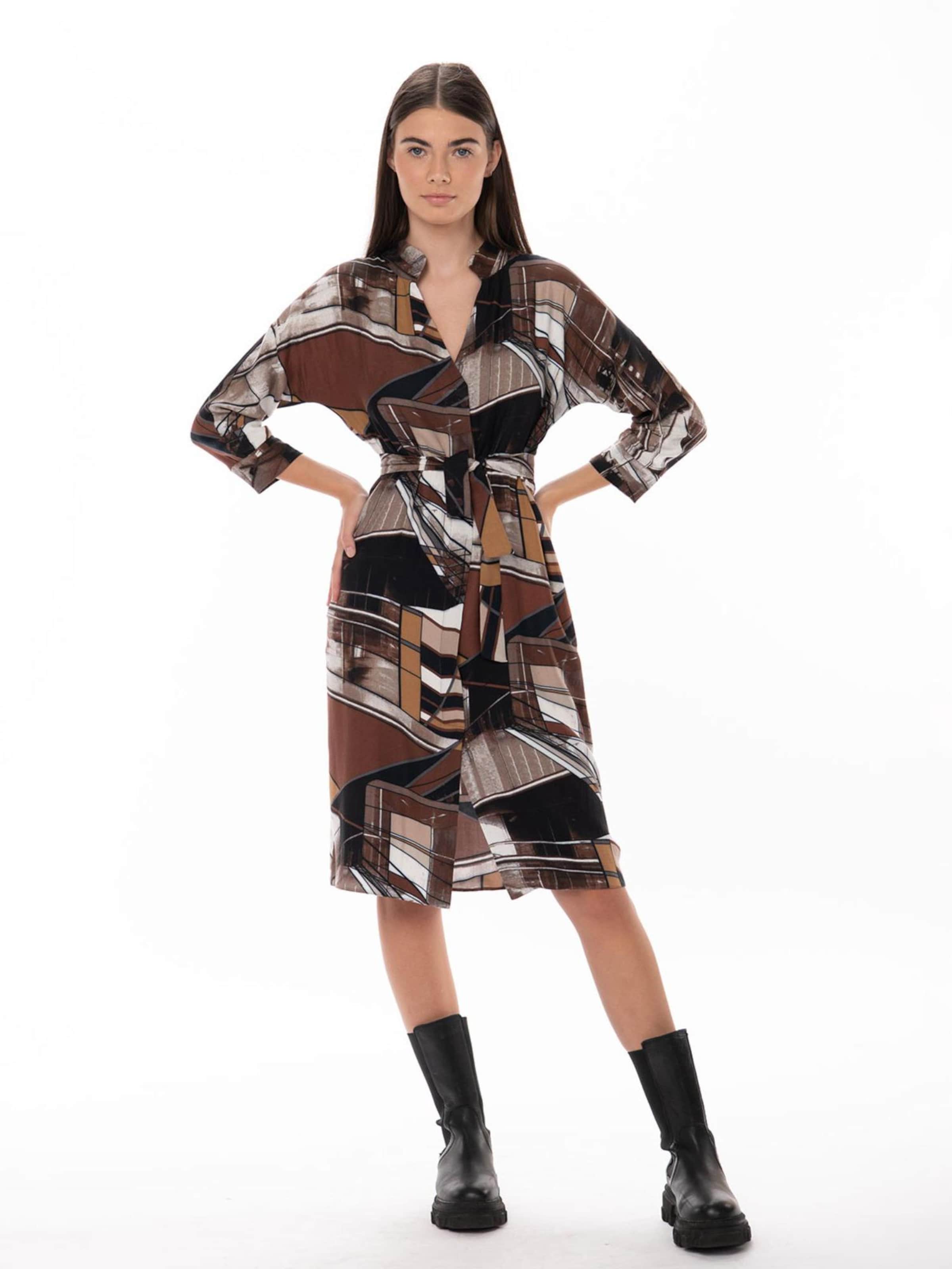 Couture de Marie - Vestido camisero 'Anya' en marrón: frente