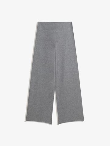 Bershka Široký strih Nohavice - Sivá