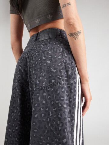 ADIDAS ORIGINALSWide Leg/ Široke nogavice Traperice - siva boja