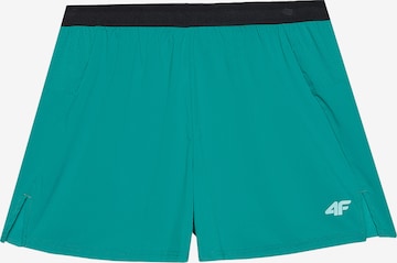 4F Regular Trousers in Green: front