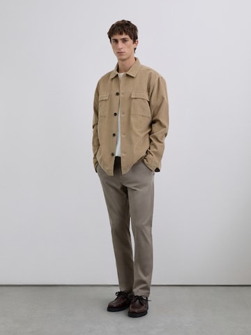 Regular Pantalon chino Scalpers en marron : devant